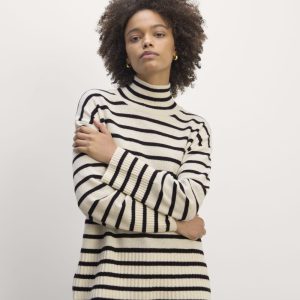 The Boxy Turtleneck in Cashmere | Bone / Black