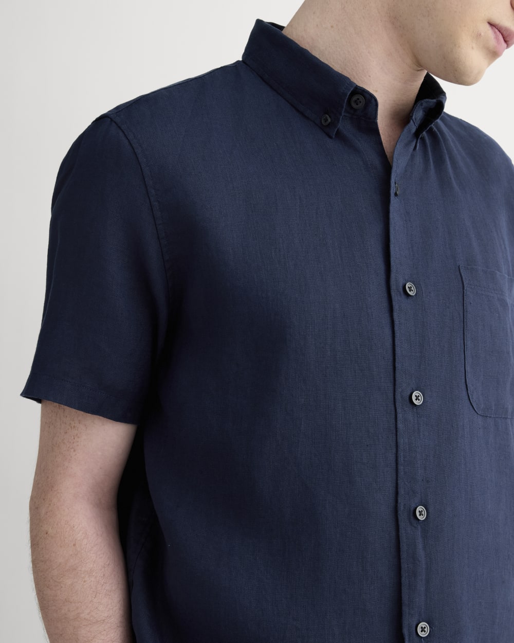 The Classic Short-Sleeve Shirt in Linen | Navy - Image 4
