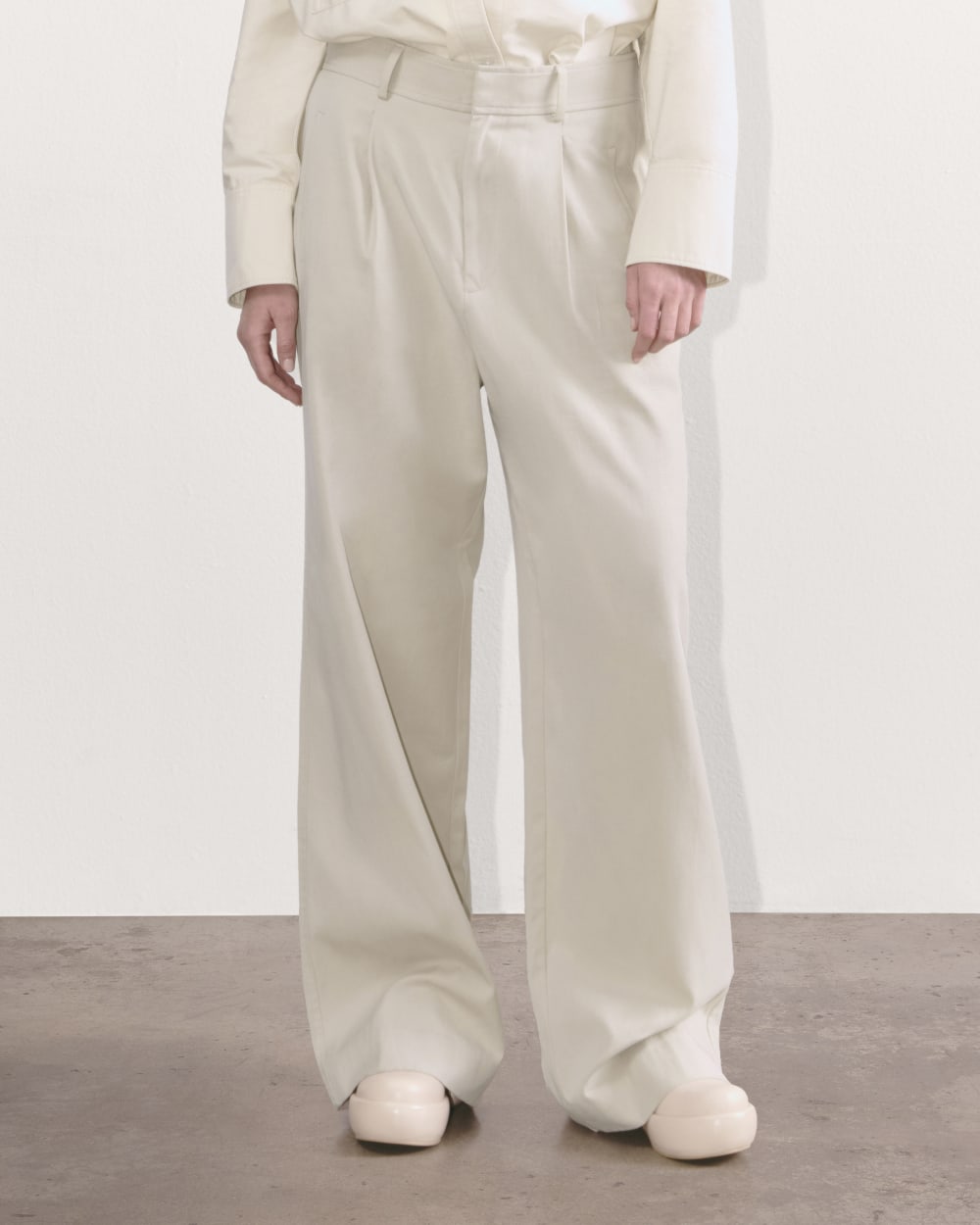 The Draper Pleated Pant in Buttersmooth | Sandstone | 32 Inseam - Image 5