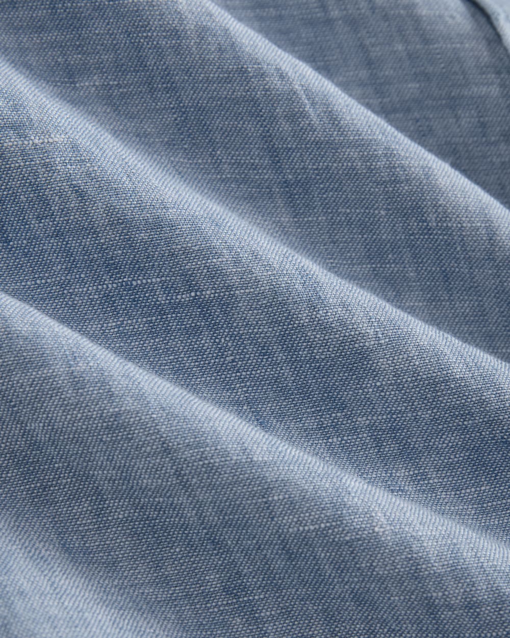 The Classic Short-Sleeve Shirt in Linen | Chambray - Image 6