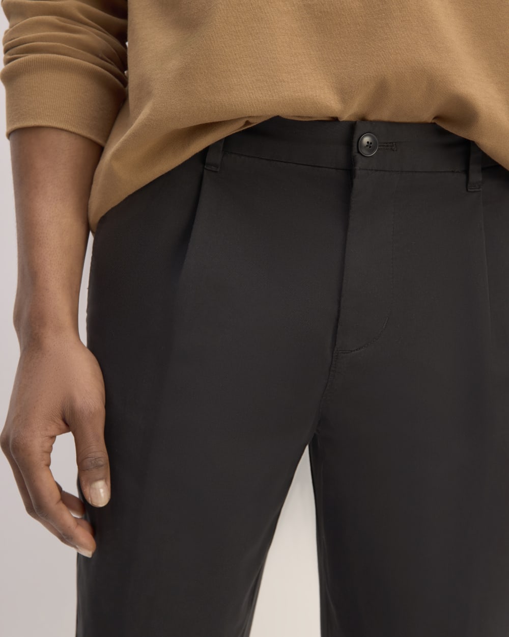 The Pleated Air Chino | Black - Image 4