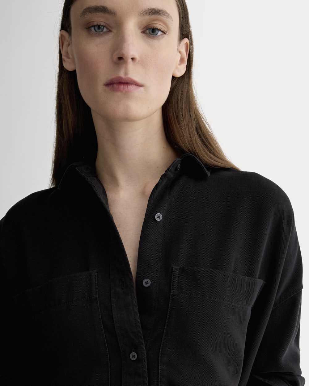 The Boxy Overshirt in Buttersoft | Black - Image 4