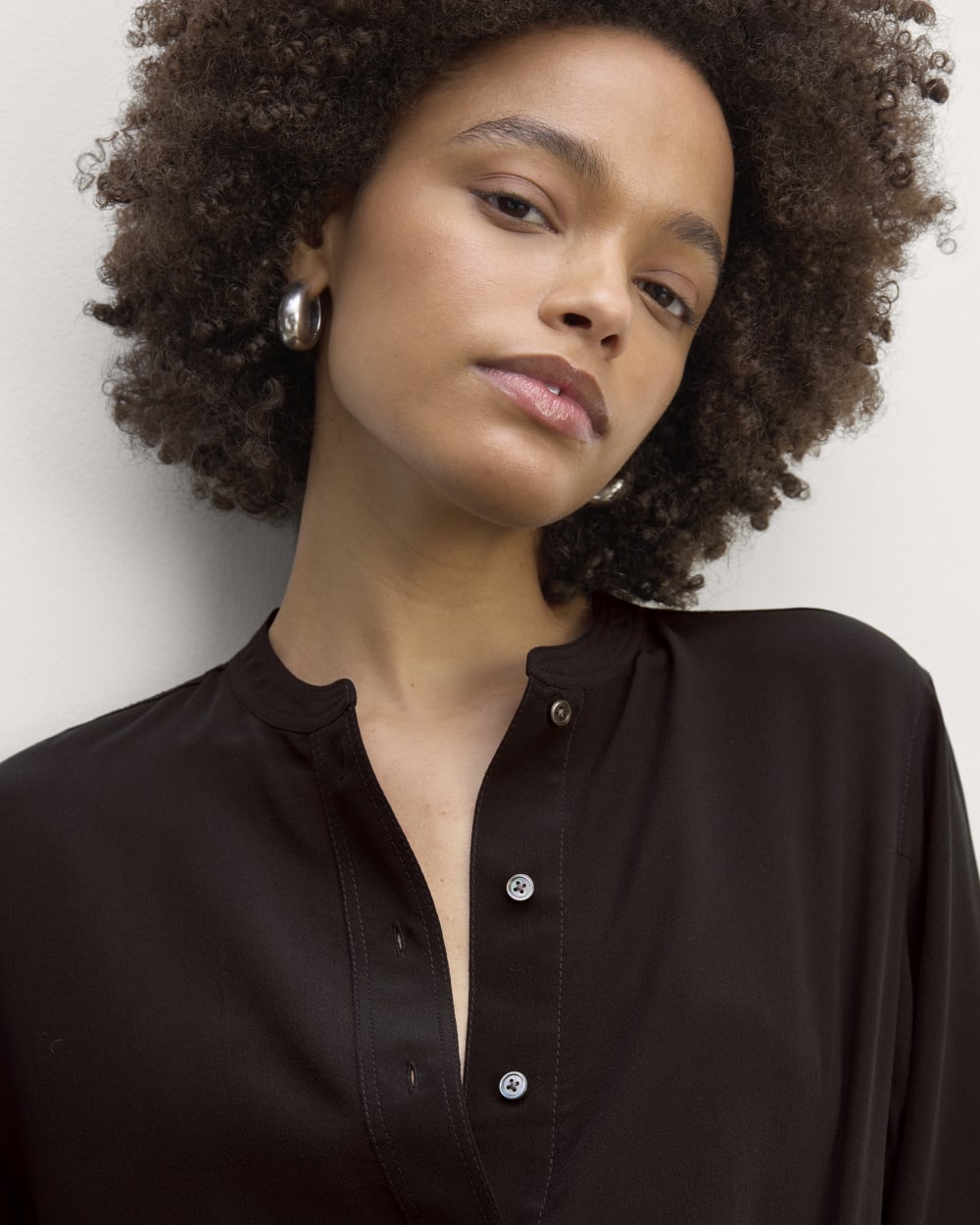 The Henley Shirt in Washable Silk | Black - Image 4