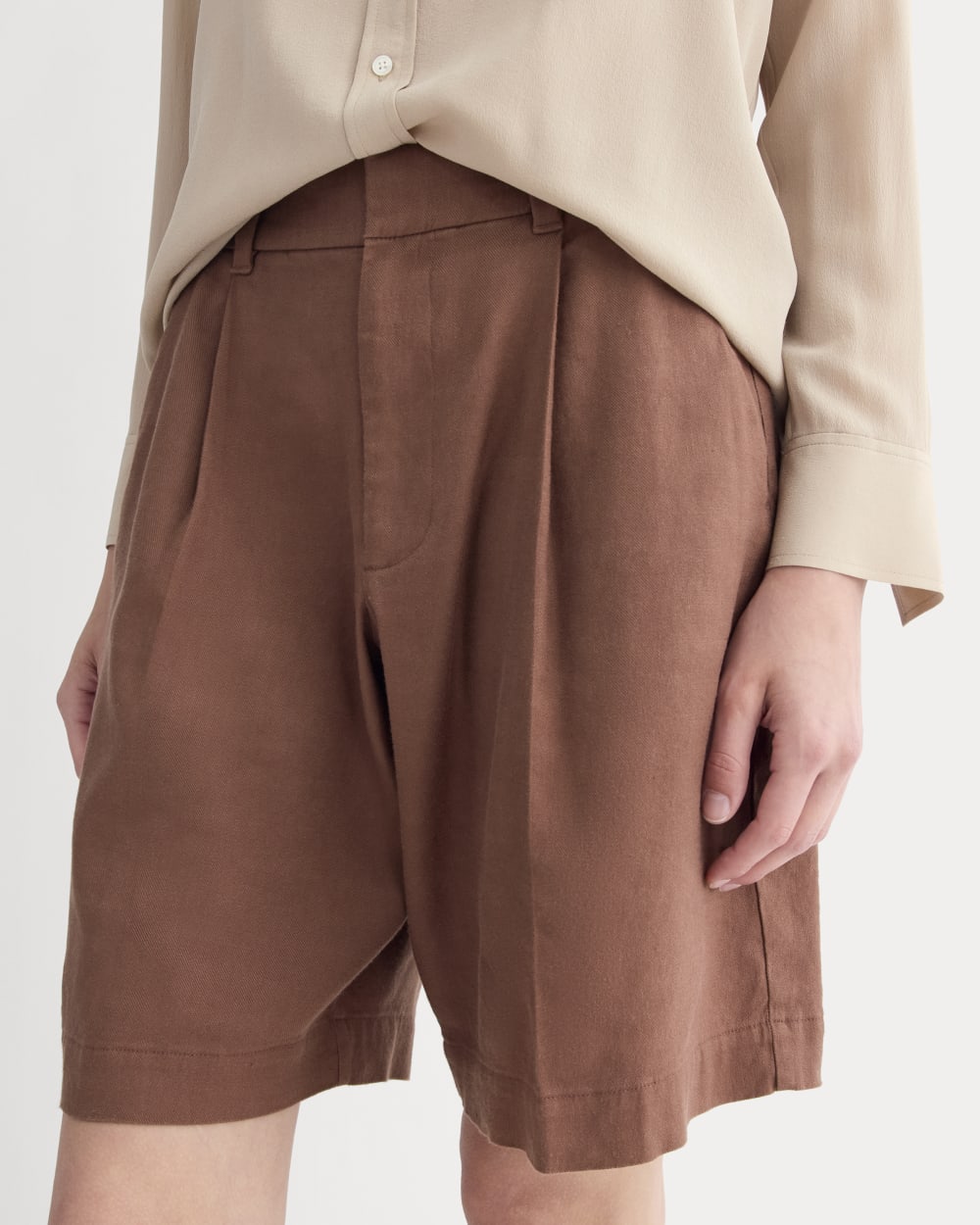 The Pleated Short in Stretch Linen | Cedarwood - Image 4