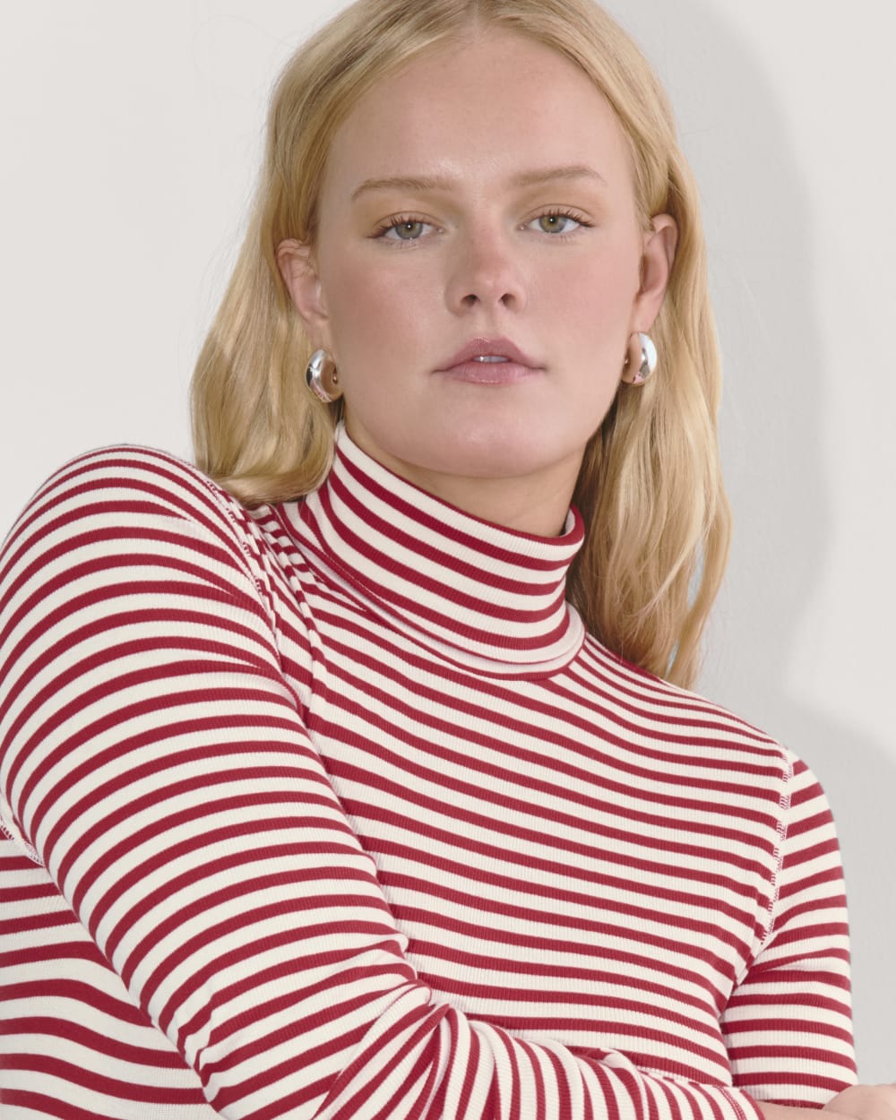 The Luxe Rib Turtleneck | Bone / Berry Red - Image 2